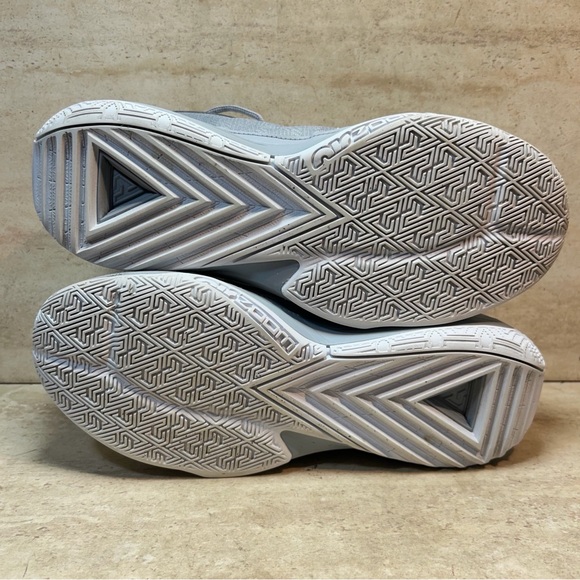Nike Men\'s Light Gray Athletic Shoes